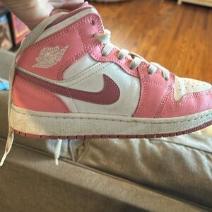 Jordan 1 Mid Valentine's Day 2023